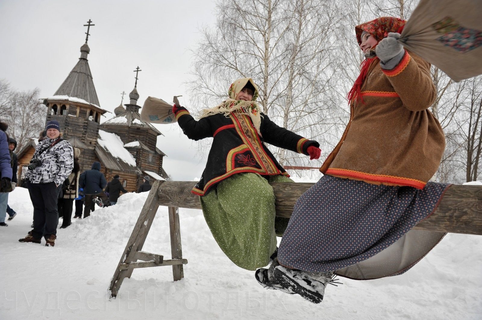 Одна из традиционных масленичных забав. Народный праздник Масленица. Забавы на Масленицу. Русско народные гуляния.